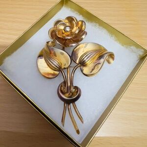 BROOCH 1940S ORNATE MEXICAN FLOWER METALTONE